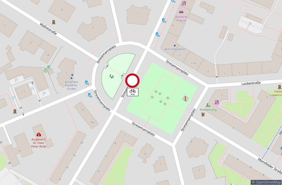 OpenStreetMap-Kartenausschnitt des Stresemannplatzes, der die zentrale Grünfläche und die umliegenden Straßen in Dresden zeigt. Ein rotes Verkehrsschild 'Verbot für Fahrzeuge aller Art' mit dem Zusatz 'Fahrrad frei' im Zentrum markiert eine Zone der Verkehrsberuhigung und fördert die Nutzung des Platzes als Park und Treffpunkt.