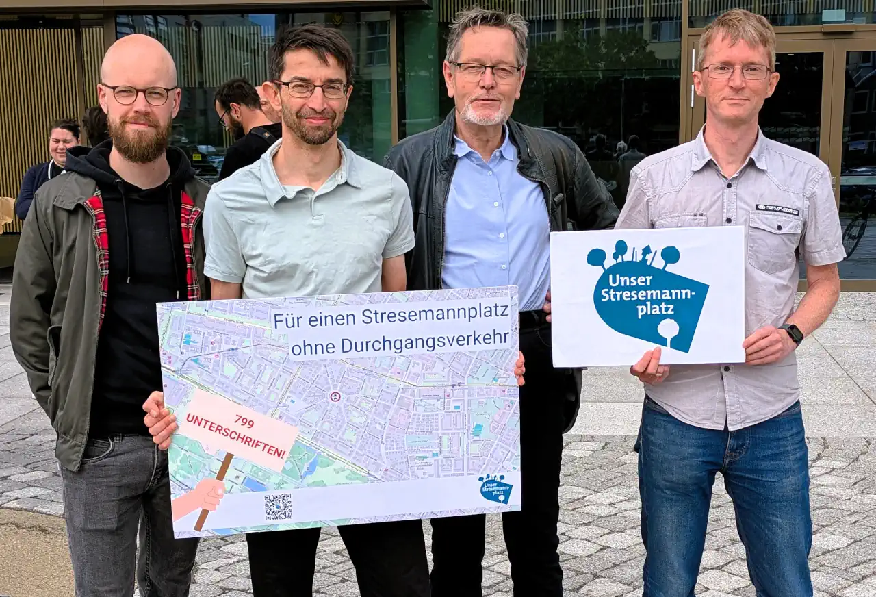 Übergabe der Petition am Stadtforum.