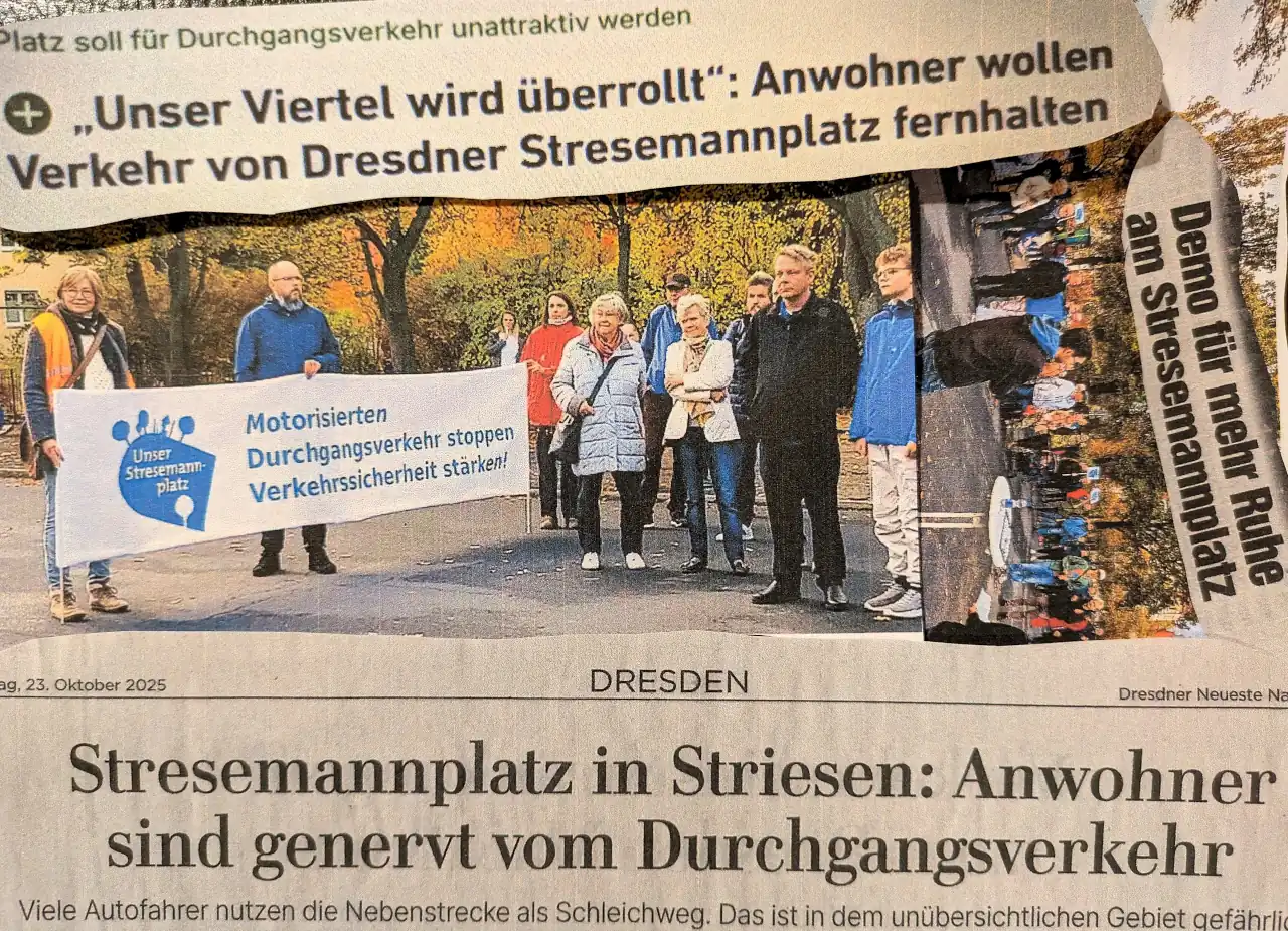 Zeitungsausschnitt: Anwohnerprotest am Stresemannplatz in Dresden-Striesen gegen den Durchgangsverkehr. Auf dem Foto hält eine Gruppe von Demonstranten ein Banner mit der Aufschrift: 'Motorisierten Durchgangsverkehr stoppen Verkehrssicherheit stärken!'. Die Schlagzeilen betonen den Ärger der Anwohner und ihre Forderung, den Verkehr fernzuhalten. Keywords: Stresemannplatz, Dresden, Striesen, Anwohnerprotest, Durchgangsverkehr, Verkehrssicherheit, Demo.